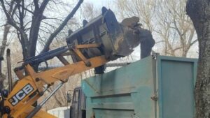 У Дніпрі на місці влучання «шахеда» по багатоповерхівці працює комунальна техніка