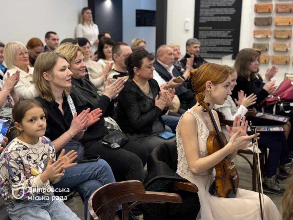 У Дніпрі вручили сертифікати на отримання стипендій міського голови для учнів по класу скрипки початкових мистецьких закладів