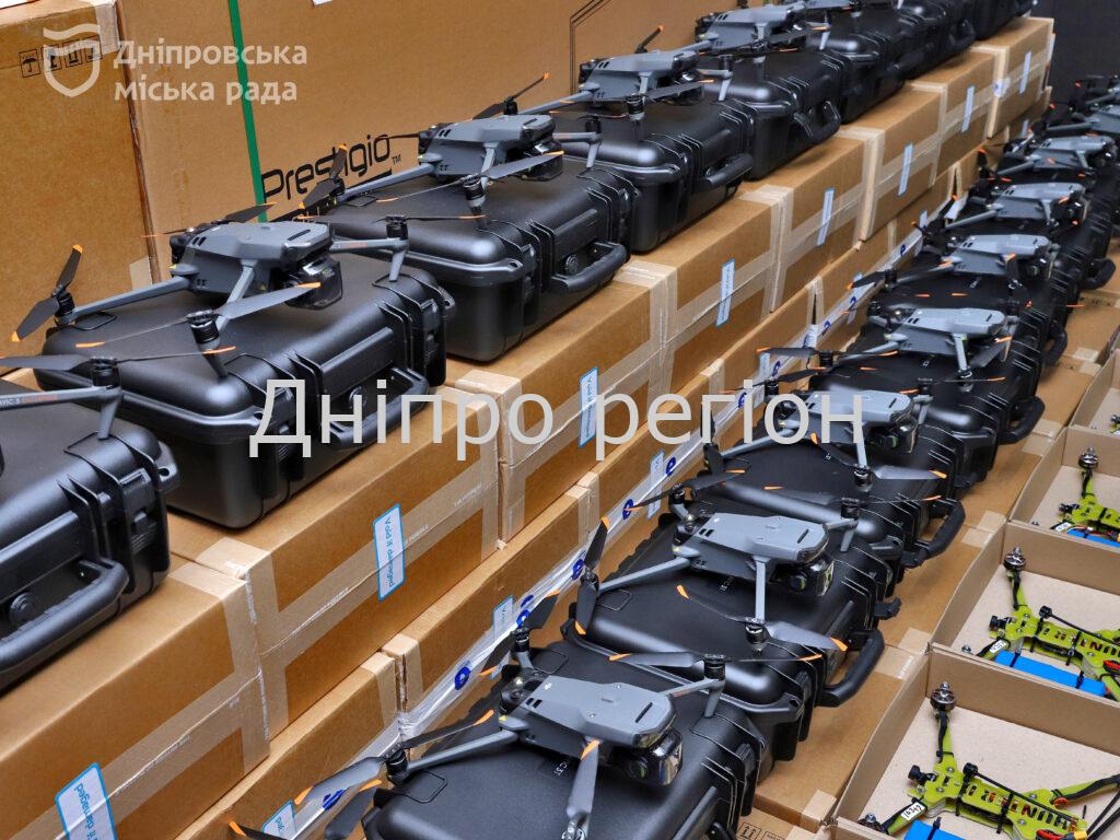Ще майже сотня FPV-дронів та «мавіків». Дніпро продовжує забезпечувати Сили оборони безпілотниками