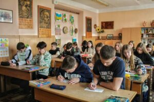 В Україні навчальний рік у школах продовжили на місяць