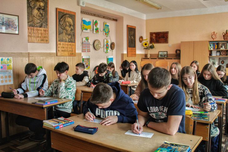 В Україні навчальний рік у школах продовжили на місяць - Дніпро Регіон