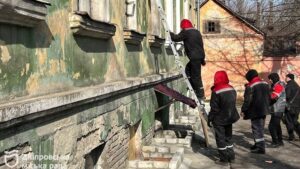 «Попри вечір одразу приїхали, заклеїли вибиті вікна плівкою, зробили заміри», — мешканці постраждалих від ракетної атаки будинків Дніпра вдячні за швидку допомогу 