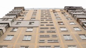 Датчики наближення, металопластикові вікна та LED-світильники. У Дніпрі будинки ОСББ стають все більш енергоефективними