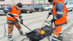 Комунальники Дніпра продовжують усувати аварійну ямковість на міських автошляхах за європейською технологією – холодним асфальтуванням