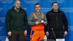 Керівник ДніпроОВА Лисак та мер Філатов нагородили комунальників та енергетиків, які ліквідували в місті наслідки ракетних обстрілів рф 
