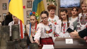 #янголипамʼяті. У школах Дніпра пройшла акція пам’яті, присвячена Героям Майдану