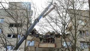 Будинок на вул. Бажова, куди влучив «шахед» рф, відбудують після завершення обстежень. Мешканцям 18 квартир, які відселяють, місто компенсує оренду житла