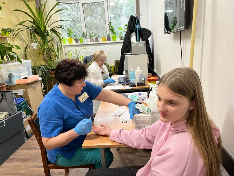 Лікарі “Охматдиту” дали поради батькам Дніпропетровщини, як зберегти здоров’я дітей в укриттях