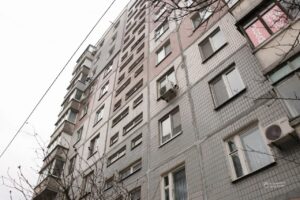 Міжпанельні шви, вимощення та ганки. У Дніпрі тривають ремонти будинків за заявками мешканців