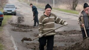 У селі на Дніпропетровщині людям доводиться самим ремонтувати дороги