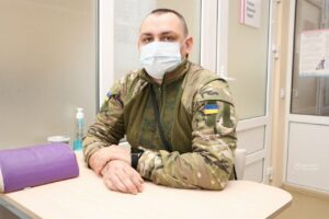 Не міг тримати у руці телефон, а вже піднімає гирю у 2 кг: історія реабілітації Захисника у Дніпрі
