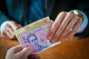 Куди звертатися українцям, які хочуть здати хабарників