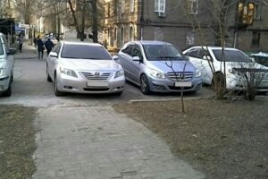 У Дніпрі водії масово порушують правила паркування