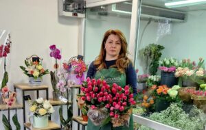 Розвиває квітковий бізнес за допомогою державних грантів: жінка з Верхньодніпровська розширила власну справу