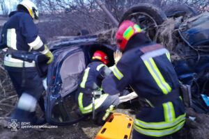 На Дніпропетровщині рятувальники деблокували водія з авто, який злетів в кювет