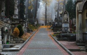 Не накличте біду. Що не можна робити на кладовищі