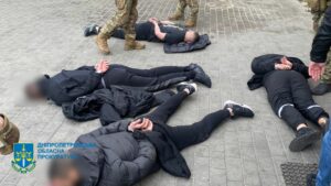 Як у буремні 90-ті. У Дніпрі затримали банду, яка вимагала неіснуючі борги (фото)