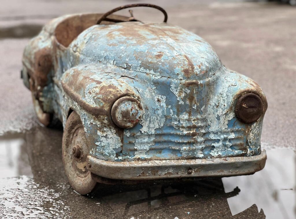 Вивозили під обстрілами. У Дніпрі рятують унікальну колекційну машину (фото)