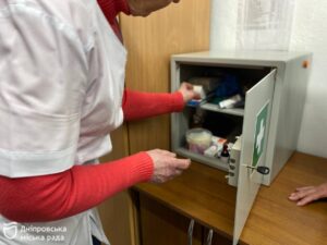 Чергова по місту перевірила, як укомплектовані медичні кабінети у школах, а також укриття та пункт незламності