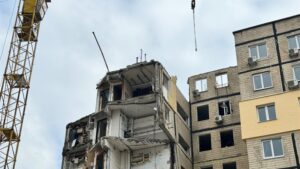 Перший будинок в Україні, в якому демонтують підʼїзди поруч з тими, де житимуть люди. У Дніпрі розпочали демонтаж частини будинку по вул. Набережна Перемоги, 118, куди поцілила ракета
