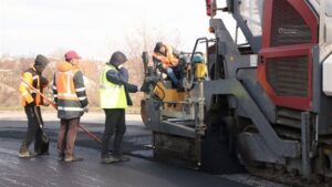 У Дніпрі стартував ремонт доріг гарячим асфальтуванням: де проводять роботи