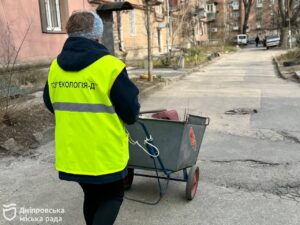 Весняне прибирання: 1 400 двірників працюють у різних куточках Дніпра