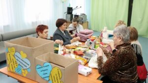 Бабусі для ЗСУ! У Дніпрі літні підопічні міського терцентру активно допомагають нашим оборонцям