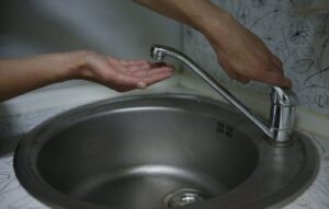 У Дніпрі відключатимуть водопостачання злісним боржникам: адреси на наступний тиждень