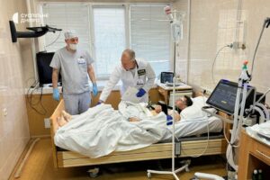 У Дніпрі рятують 22-річного Ярослава, який постраждав при обстрілі Нікопольського району