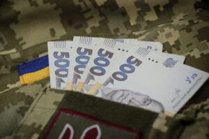 В Україні хочуть прив’язати бронювання від мобілізації до рівня заробітної плати