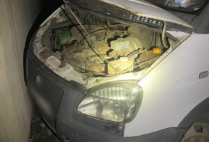 Викрадав акумулятори з автівок: у Дніпрі затримали ексвʼязня