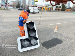 На перехресті Набережної Заводської та Кондратюка встановили новий світлофор з додатковою секцією