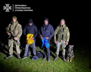 Троє чоловіків намагалися незаконно перетнути кордон з Румунією у дитячих рятувальних жилетах