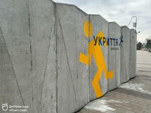 Вандали у Дніпрі понівечили близько 30 залізобетонних укриттів