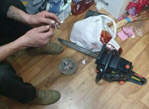 У Дніпрі чоловік вкрав бензопилу у комунальників, які працювали у дворі