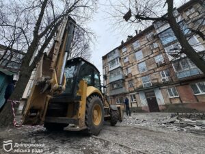Перевірка ремонту аварійних покрівель та заміни системи опалення та холодного водопостачання: інспекційний обʼїзд чергового по місту 