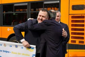 Філатов домовився з мером Мілана про постачання автобусів, якими Дніпро забезпечить й інші українські міста. Перша партія вже прямує в Україну