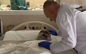 Дивом вибрався із палаючого танку. Історія бійця, якого рятують в Дніпрі, вразила українців