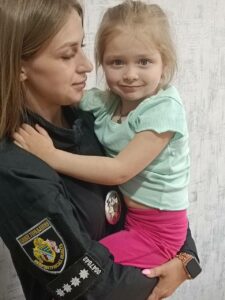 Їй приблизно 4 роки. На Дніпропетровщині знайшли маленьку дівчину
