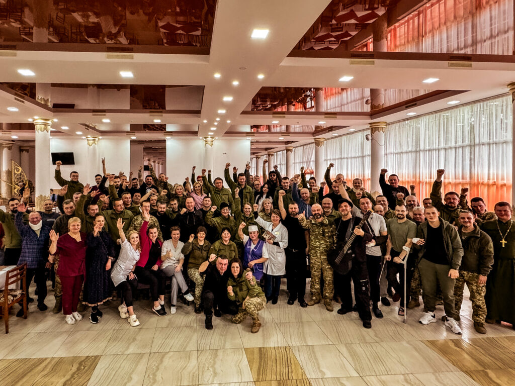 Люди-Титани: гурт KOZAK SYSTEM спільно з БФ «МХП-Громаді» продовжать тур військовими госпіталями Люди-Титани: гурт KOZAK SYSTEM спільно з БФ «МХП-Громаді» продовжать тур військовими госпіталями