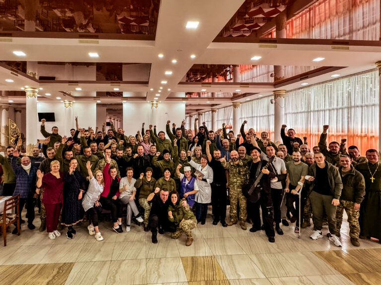 Люди-Титани: гурт KOZAK SYSTEM спільно з БФ «МХП-Громаді» продовжать тур військовими госпіталями