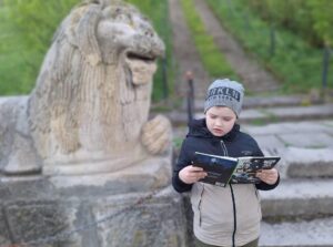 Йому не дозволили видати книги в Тернополі. У Дніпрі збирають книги для хлопчика-переселенця, який любить читати
