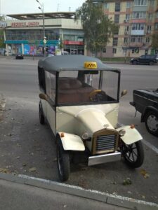 На дорогах Дніпра з’явилося легендарне ретро-таксі, якому понад 120 років