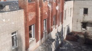 У Дніпрі через ракетну атаку 2 квітня постраждало три заклади освіти. Вибиті вікна та двері відновлять