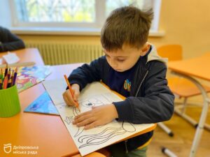Майже 4 тис. дошкільнят Дніпра відвідують очні заняття, аби підготуватись до школи, з них близько 500 дітей навчаються у будівлях інших закладів освіти