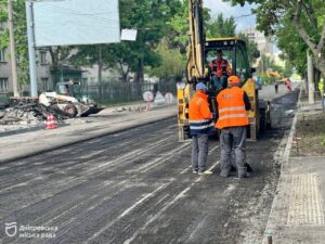 Близько 50 доріг уже відремонтовані: Дніпро попри війну робить усе, аби місто було комфортним для водіїв та пішоходів