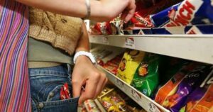 Затримали на місці злочину. У Дніпрі касирка “Сільпо” зі знайомою обкрадали магазин