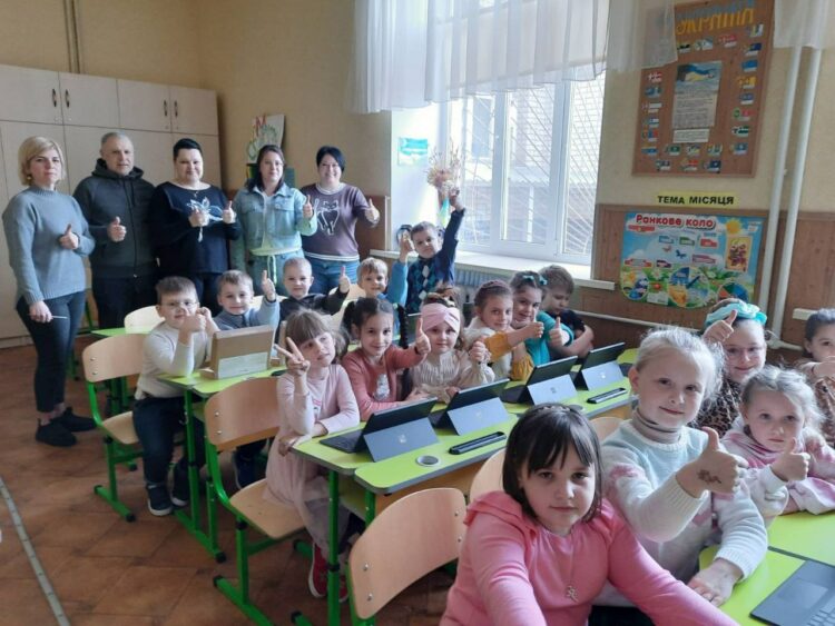Прифронтові школи Дніпропетровщини отримали гаджети з унікальним контентом eKidz