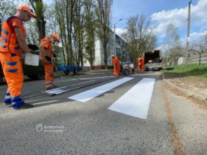 Близько 500 км дорожньої розмітки, 1 700 дорожніх знаків та 2 218 «лежачих поліцейських». Транспортники Дніпра розповіли про плани на 2024 рік