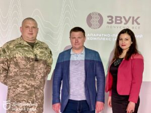 Інспекційний обʼїзд: черговий по місту перевірив, як працює система «Звук», що виявляє ворожі дрони та ракети, а також укриття